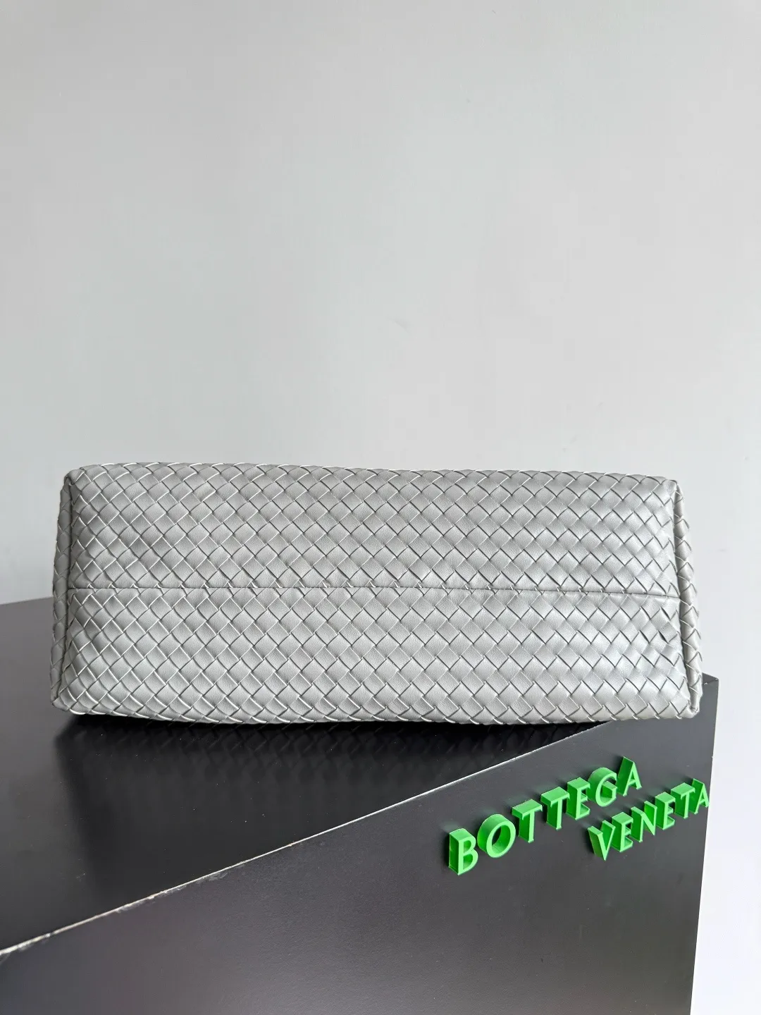 Batch 2660 Bottega Veneta 2025 new product PINACOTECA bag, iconic weaving process, skillfully crafted with 10mm Intrecciato process and equipped with suede lining. Four small strips of leather add character to the design and make the bag more stable. Relaxed yet sophisticated, casual yet refined, suede lining and double-sided design, suitable for shoulder and hand carry. The four straps can be adjusted into different shapes. One pack can be switched between two uses, easily integrating into your daily rhythm. Style number: 817166 Size: 43*23*17.5cm